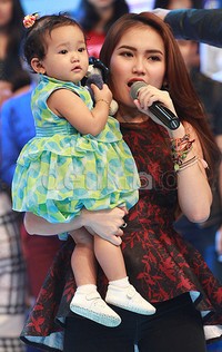 Bilqis super cute pakai dress polkadot. Pool/Gus Mun/detikFoto.