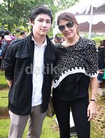 Tamara Bleszynski dan Teuku Rassya di Pemakaman Rinto Harahap