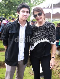 Tamara dan Rassya mengenakan busana bernuansa hitam.