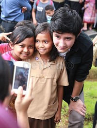 Di kesempatan itu, Rassya langsung diserbu warga setempat untuk foto bareng.