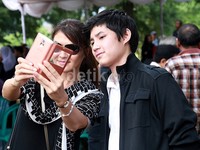 Tamara dan Rassya juga menyempatkan diri untuk selfie di pemakaman.