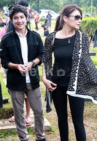 Tamara dan Rassya saat ditemui di TPU Kampung Kandang Cilandak, Jakarta Selatan, Rabu (11/2/2015).