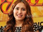 Ayu Ting Ting Manis dengan Dress Mini Floral