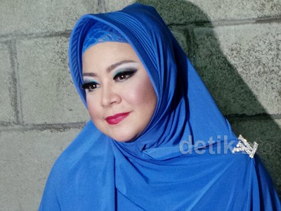 Annisa Bahar Tampil Berhijab