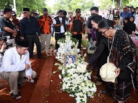 Jajang C. Noer tampak menaburkan bunga di atas makam Rinto Harahap.