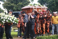 Tepat pukul 13. 30 WIB jenazah Rinto Harahap telah tiba di TPU Kampung Kandang Unit Kristen, Cilandak, Jakarta Selatan.