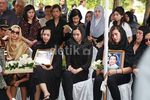 Suasana Duka di Pemakaman Rinto Harahap
