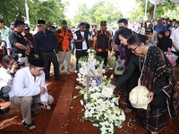 Sebagai ucapan selamat tinggal terakhir para keluarga dan kerabat menaburkan bunga di makam Rinto Harahap.
