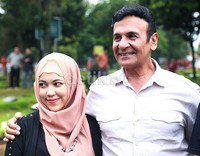 Santi dan Mark di pemakaman Rinto Harahap.