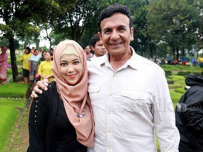 Mark Sungkar dan Istrinya yang Beda Usia 45 Tahun