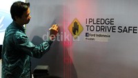 Managing Director PT Ford Motor Indonesia Bagus Susanto meneken petisi akan berkendara aman di jalanan. Ford memperluas jangkauan kampanye di tahun 2015 yang menjadi tahun ke delapan sejak pertama digelar tahun 2008. DSFL ini akan dilakukan dari Sabang sampai Merauke.