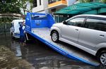 Truk Gendong Mobil Kebanjiran