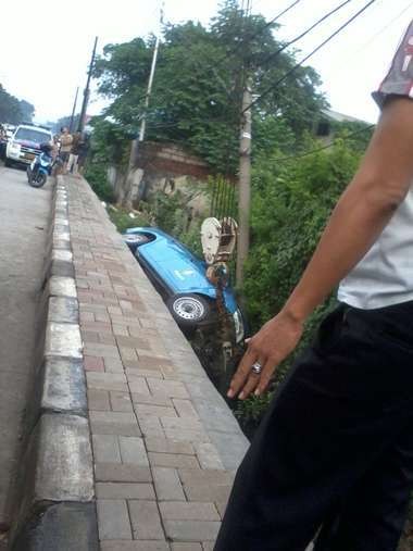 Taxi Blue Bird Nyemplung di Lubang Selokan di Jalan Daan Mogot