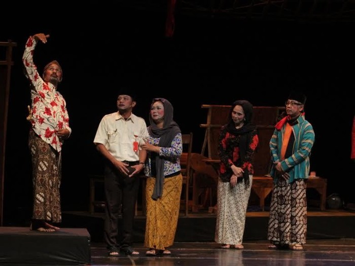 Tertawa Ngakak dan Tangis ala Teater Gandrik