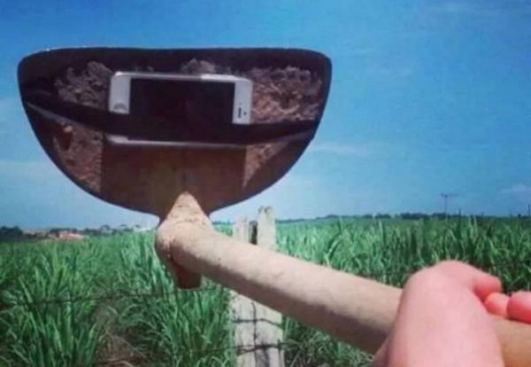 Parodi Tongsis yang Bikin Ngakak