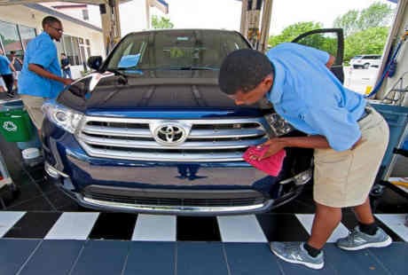 Sekeluarga di Florida Kelola Jasa Cuci Mobil dengan Karyawan Autis