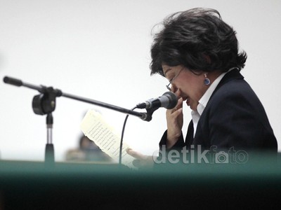 Bacakan Pledoi, Eks Dirut Bank DKI Menangis