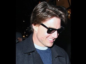 Ups... Ada Noda Lipstik Merah di Pipi Tom Cruise