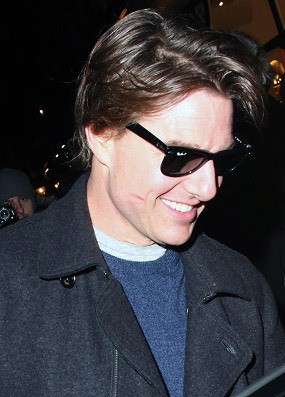 Ups... Ada Noda Lipstik Merah di Pipi Tom Cruise