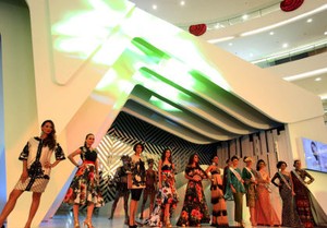 Foto: Model 90-an Indah Kalalo Hingga Catherine Wilson Reuni di Catwalk