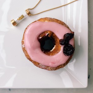 Dominique Ansel Luncurkan Cronut Spesial dengan Kalung Berleontin Serpihan Cronut