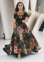 Super Hot... Alexandra Gottardo Pamer Belahan Dada di Catwalk