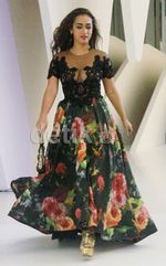 Super Hot... Alexandra Gottardo Pamer Belahan Dada di Catwalk