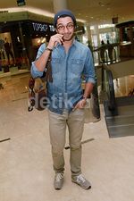 Reza Rahadian Bergaya dengan Topi Kupluk, Ganteng Nggak?