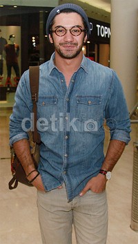 Ia juga bergaya dengan tas coklat dan kacamata bulat. Pool/Gus Mun/detikFoto.