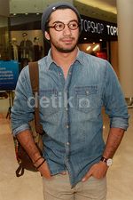 Reza Rahadian Bergaya dengan Topi Kupluk, Ganteng Nggak?