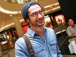 Reza Rahadian Bergaya dengan Topi Kupluk, Ganteng Nggak?