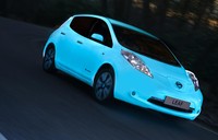 Cat itu digunakan pada mobil listrik Nissan LEAF. Untuk membuat cat khusus ini Nissan sampai harus meminta bantuan seorang penemu Hamish Scott yang menciptakan STARPATH. Sebuah cat pelapis (coating) yang menyerap sinar ultraviolet di siang hari dan kemudian memendarkannya di malam hari selama 8-10 jam. Cukup lama kan? Pool/dok Nissan.