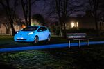 Mobil Nissan Berpendar di Malam Hari