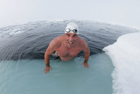 Demi Penguin, Pria Ini Renangi Antartika Hanya Pakai Celana Renang