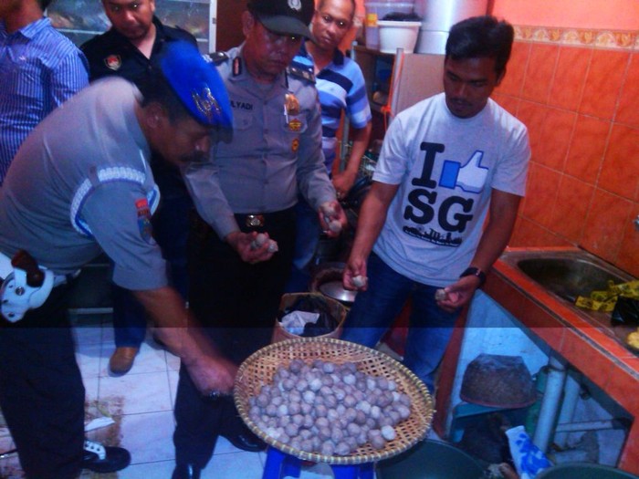 Kelabui Pembeli, Tati Lumuri Daging Celeng dengan Darah Sapi