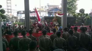 Pendemo Praperadilan BG Penuhi Halaman Pengadilan, Polisi: Kalau di Jalan Macet