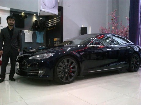 Mobil Listrik Tesla Meluncur di Jakarta