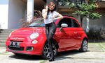 Si Cantik Neng Loni dan Mobilnya