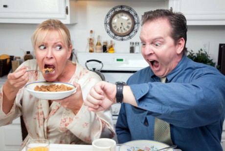 Ini Sebabnya Mengapa Pria Selesai Makan Lebih Cepat Daripada Wanita