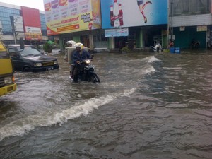 Jalanan di Kota Semarang Masih Terendam Banjir, Macet di Mana-mana
