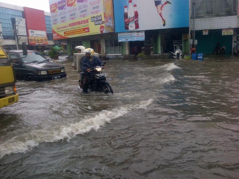 Jalanan di Kota iSemarangi Masih Terendam Banjir Macet di 