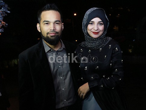 Shireen Sungkar Bantah Teuku Wisnu Jadi Ustad