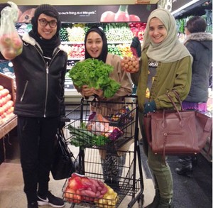 Foto: Kekompakan 3 Desainer Indonesia Jelang Show di New York
