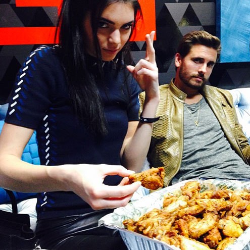 Wah, Ternyata Bruno Mars dan Taylor Swift Suka Pamer Makanan Favorit (1)