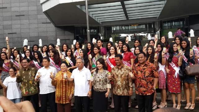 Menteri-menteri Minum Jamu dan Main Gateball Bareng Finalis Putri Indonesia