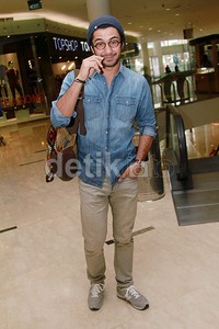 Gaya Reza Rahadian dengan topi kupluk. Pool/Gus Mun/detikFoto.