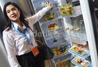 Dian tampak memperkenalkan produk-produk Samsung pada media Indonesia.