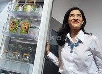 Dian berpose dengan kulkas Samsung.