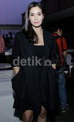 Vino G Bastian dan Marsha Timothy Serasi Serba Hitam
