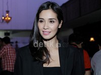 Ia menyentuh penampilan serba hitamnya dengan lipstik pink di bibirnya. Pool/Palevi S/detikFoto.